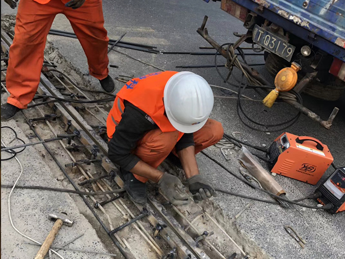 伸缩缝抢修现场